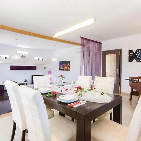 3 Bedroom Pet Friendly In Pula بولا