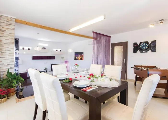3 Bedroom Pet Friendly Home In Pula Пула
