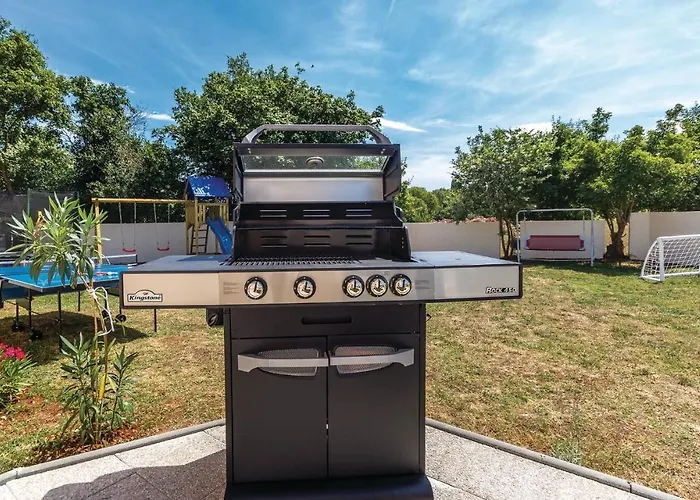 Vikendica 3 Bedroom Pet Friendly Home In Pula *