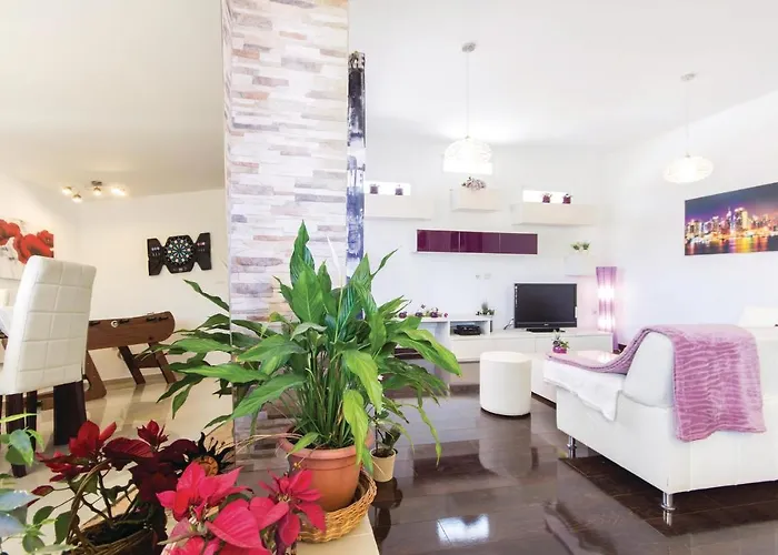 3 Bedroom Pet Friendly Home In Pula * Пула