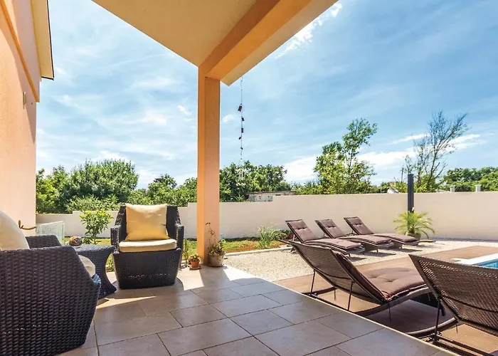3 Bedroom Pet Friendly Home In Pula * Пула