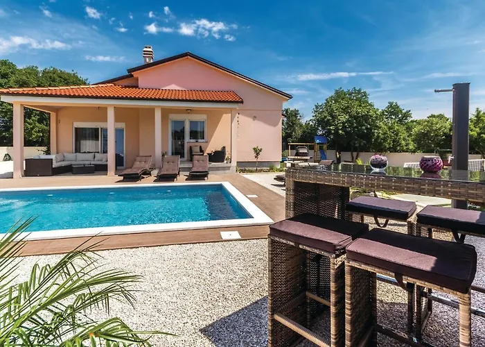 3 Bedroom Pet Friendly Home In Pula * Пула
