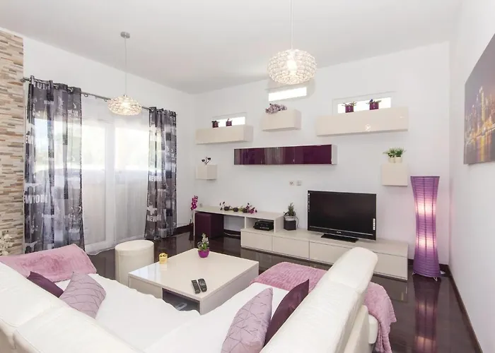 3 Bedroom Pet Friendly Home In Pula *