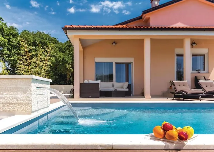 Дом отдыха 3 Bedroom Pet Friendly Home In Pula