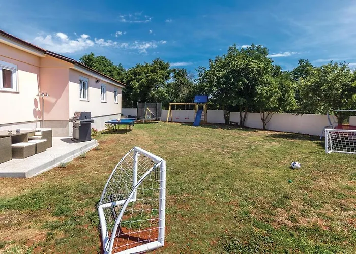 3 Bedroom Pet Friendly Home In Pula * Pula