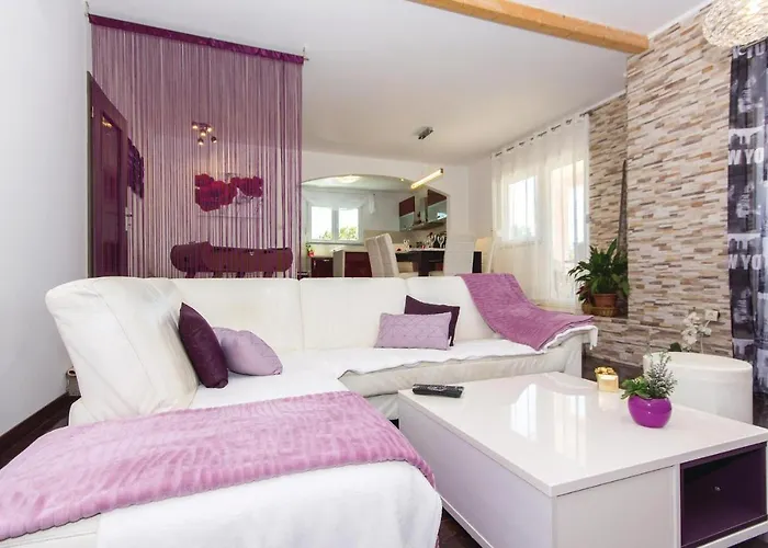 3 Bedroom Pet Friendly Home In Pula * Pula