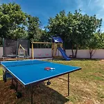 Vikendica 3 Bedroom Pet Friendly Home In Pula