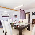 3 Bedroom Pet Friendly Home In Pula Pula
