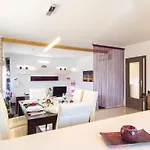 Luxurious In * Pola