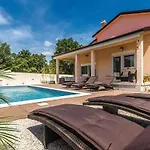 Luxurious In Feriehus Pula