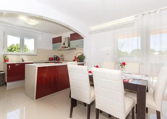 Holiday home 3 Bedroom Pet Friendly Home In Pula Pula