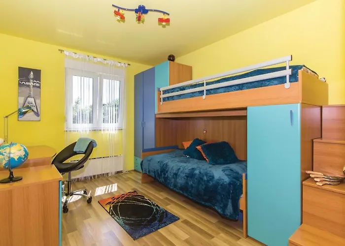 3 Bedroom Pet Friendly Home In Pula * Pula