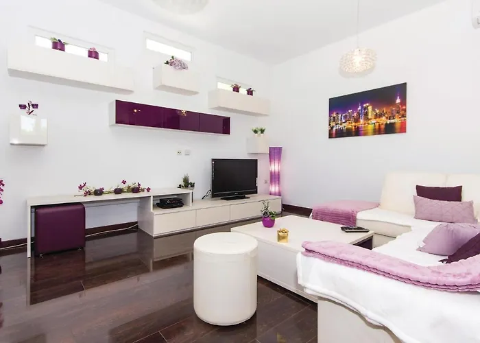 Holiday home 3 Bedroom Pet Friendly Home In Pula Pula