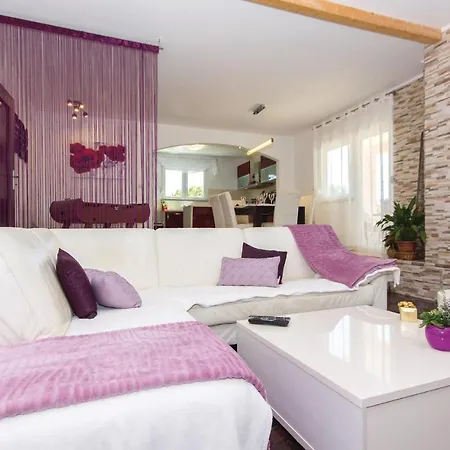 3 Bedroom Pet Friendly In Pula * Πούλα